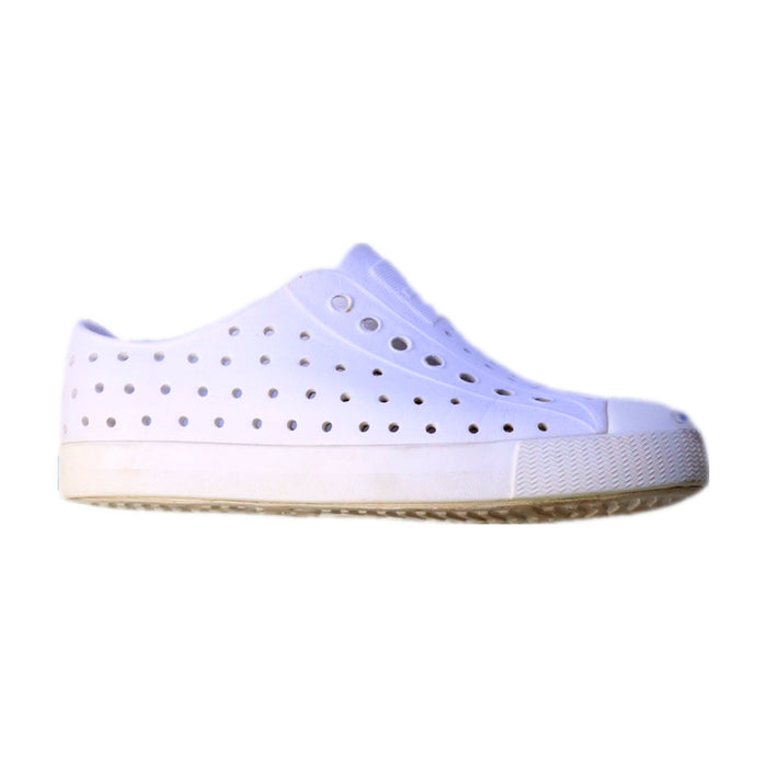 A White Aqua Shoes from Native Shoes in size 6T for neutral. (Front View)