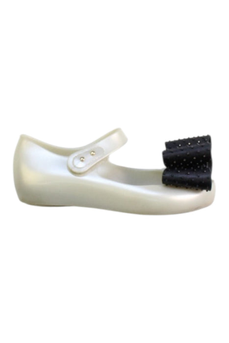 A Ivory Flats from Mini Melissa in size 6T for girl. (Front View)