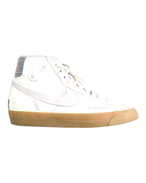 A White Sneakers from Nike in size 11Y for boy. (Front View)