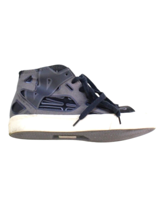 A Black Sneakers from Converse in size 10Y for neutral. (Front View)