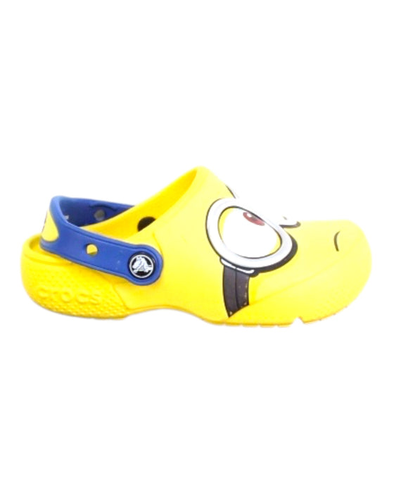 A Yellow Sandals from Crocs in size 4T for neutral. (Front View)