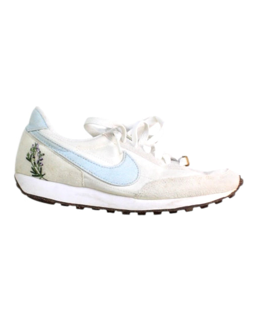 A White Sneakers from Nike in size 10Y for girl. (Front View)