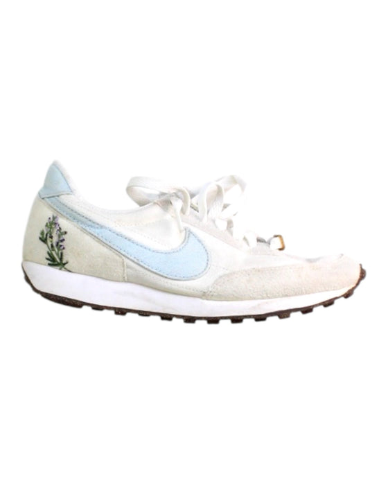 A White Sneakers from Nike in size 10Y for girl. (Front View)