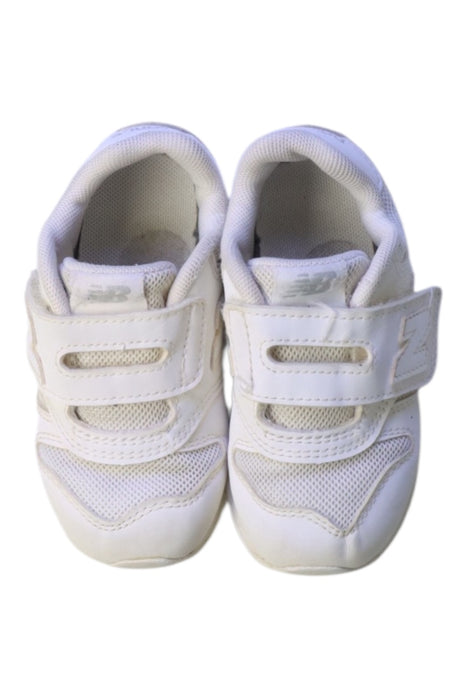 A White Sneakers from New Balance in size 18-24M for girl. (Back View)
