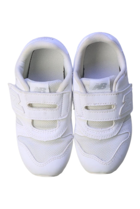 A White Sneakers from New Balance in size 4T for neutral. (Back View)