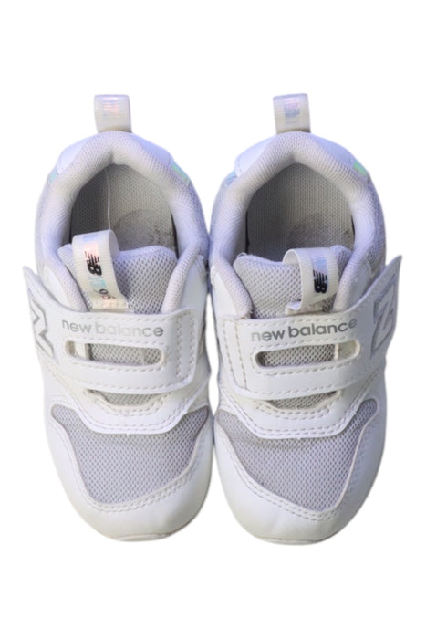 A White Sneakers from New Balance in size 3T for neutral. (Back View)