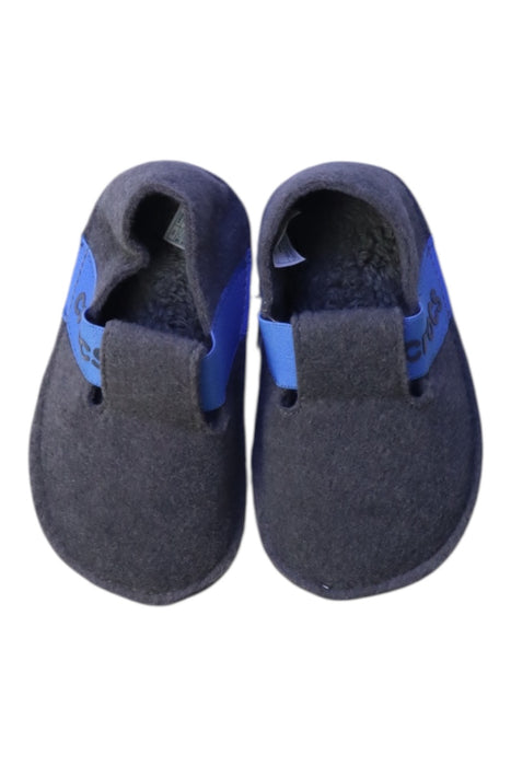 A Grey Slippers from Crocs in size 3T for neutral. (Back View)