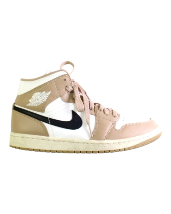 A Beige Sneakers from Air Jordan in size 14Y for neutral. (Front View)