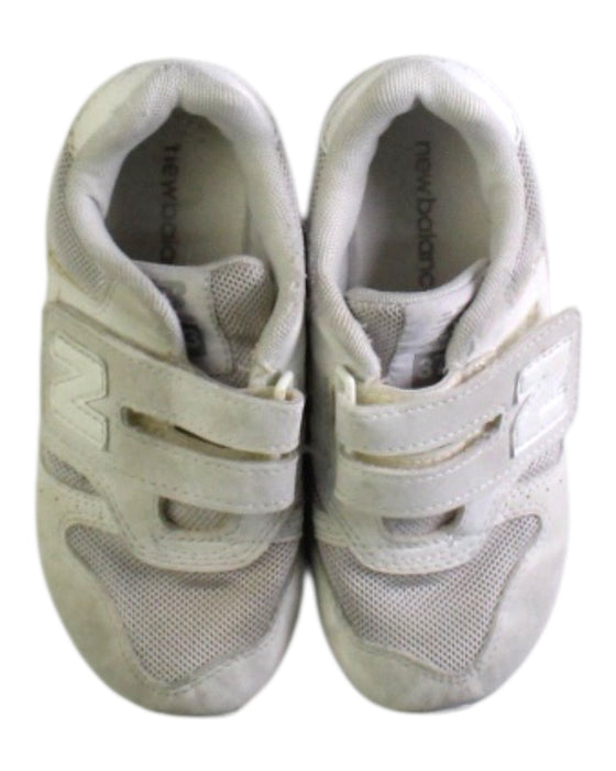A White Sneakers from New Balance in size 4T for neutral. (Back View)