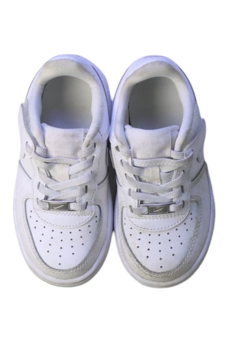 A White Sneakers from Nike in size 4T for neutral. (Back View)