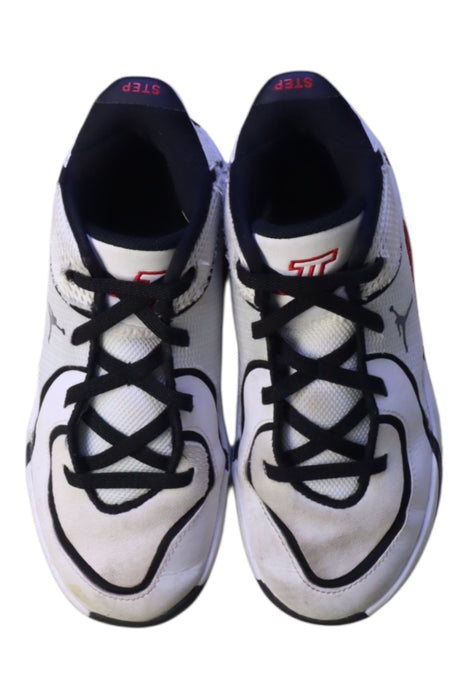 A Black Sneakers from Air Jordan in size 6T for boy. (Back View)