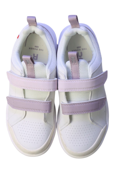 A White Sneakers from On in size 9Y for girl. (Back View)