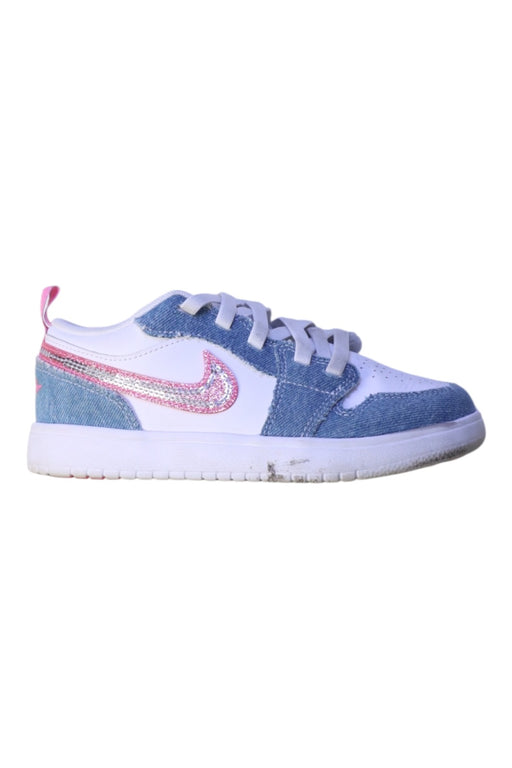 A Blue Sneakers from Air Jordan in size 7Y for girl. (Front View)