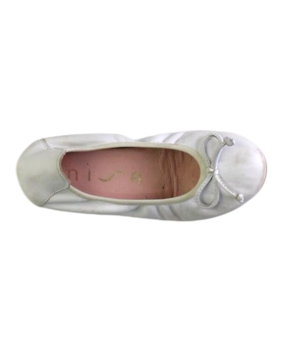 A White Flats from Unisa in size 7Y for girl. (Front View)
