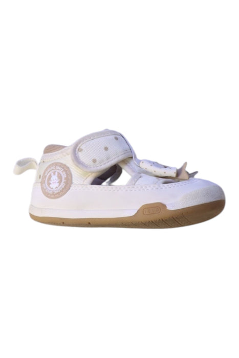 A White Sneakers from Dr. Kong in size 12-18M for girl. (Front View)