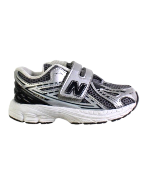 A Grey Sneakers from New Balance in size 4T for neutral. (Front View)