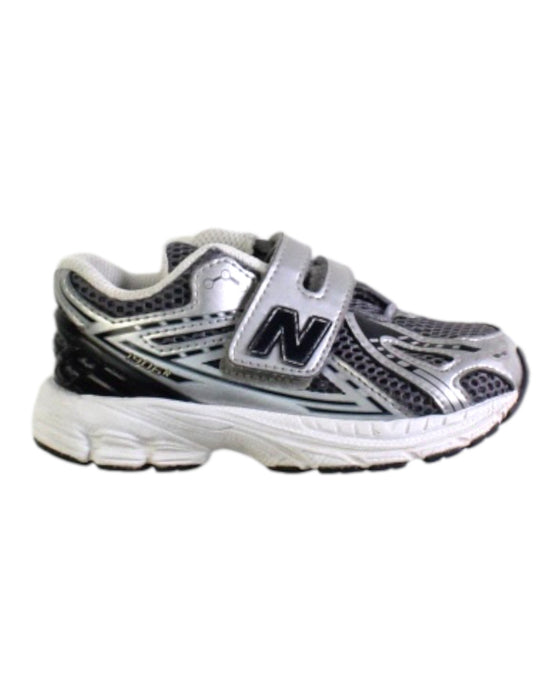 A Grey Sneakers from New Balance in size 4T for neutral. (Front View)