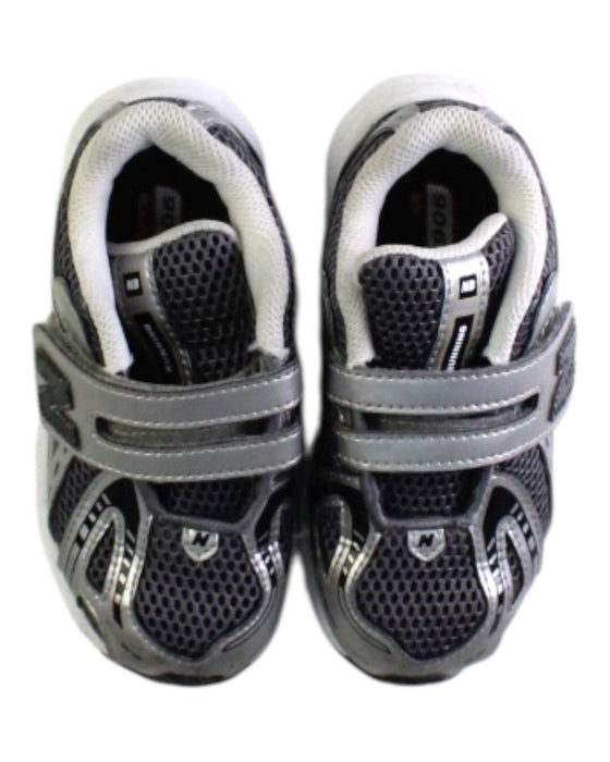 A Grey Sneakers from New Balance in size 4T for neutral. (Back View)