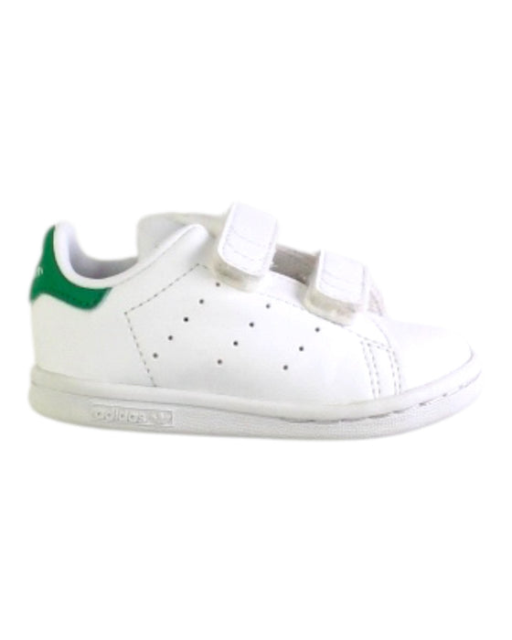 A White Sneakers from Adidas in size 12-18M for neutral. (Front View)
