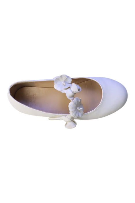 A White Flats from Janie & Jack in size 7Y for girl. (Front View)