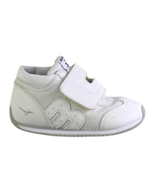 A White Sneakers from Miki House in size 3T for neutral. (Front View)