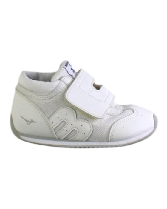 A White Sneakers from Miki House in size 3T for neutral. (Front View)