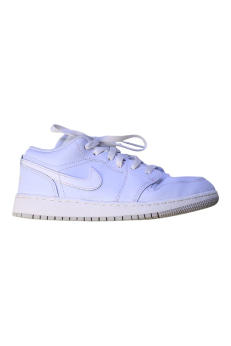 A White Sneakers from Air Jordan in size 11Y for neutral. (Front View)