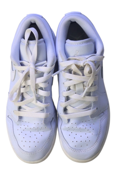 A White Sneakers from Air Jordan in size 11Y for neutral. (Back View)