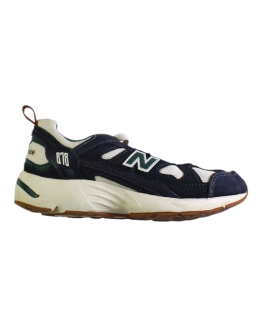 A Navy Sneakers from New Balance in size 7Y for boy. (Front View)