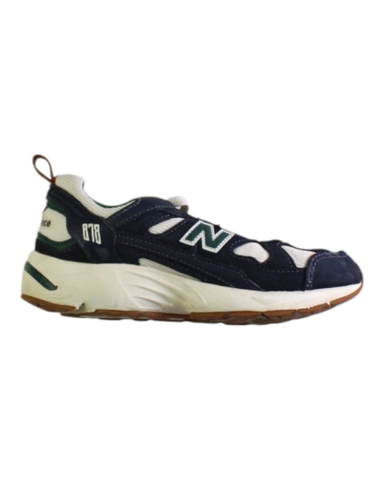 A Navy Sneakers from New Balance in size 7Y for boy. (Front View)