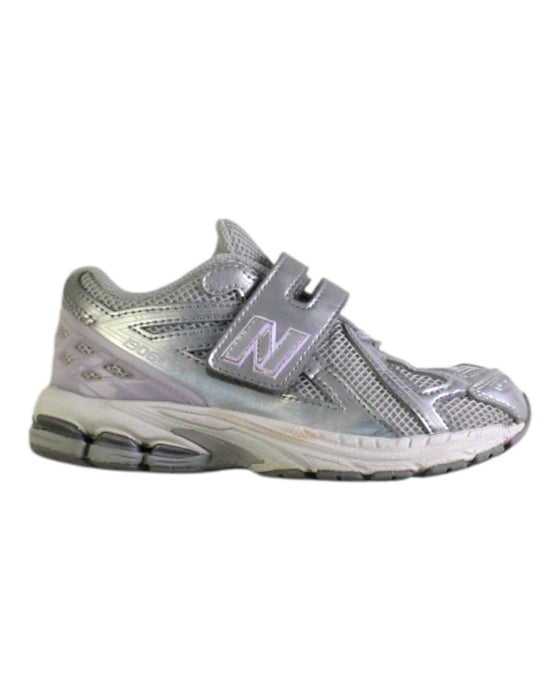 A Silver Sneakers from New Balance in size 7Y for girl. (Front View)