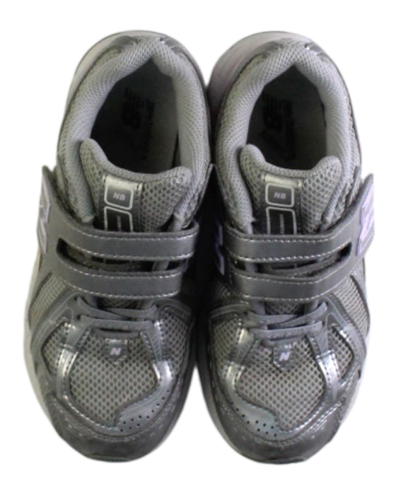 A Silver Sneakers from New Balance in size 7Y for girl. (Back View)