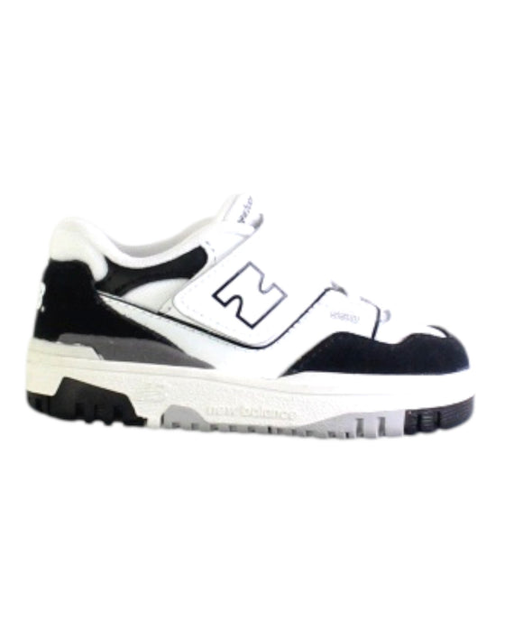A Black Sneakers from New Balance in size 18-24M for boy. (Front View)