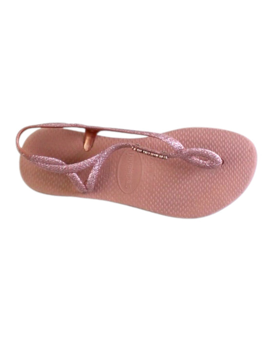 A Pink Sandals from Havaianas in size 7Y for girl. (Front View)