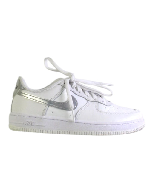 A White Sneakers from Nike in size 6T for boy. (Front View)