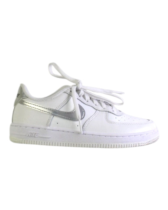 A White Sneakers from Nike in size 6T for boy. (Front View)
