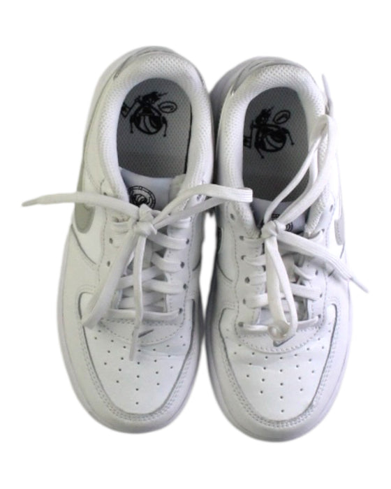 A White Sneakers from Nike in size 6T for boy. (Back View)
