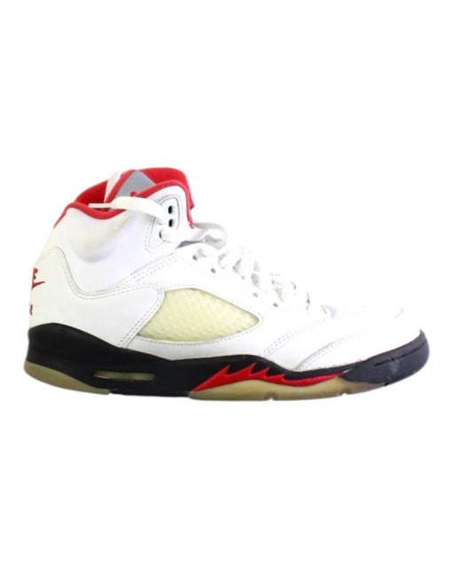 A White Sneakers from Air Jordan in size 12Y for boy. (Front View)