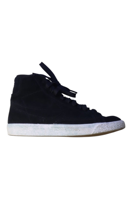 A Black Sneakers from Nike in size 11Y for boy. (Front View)