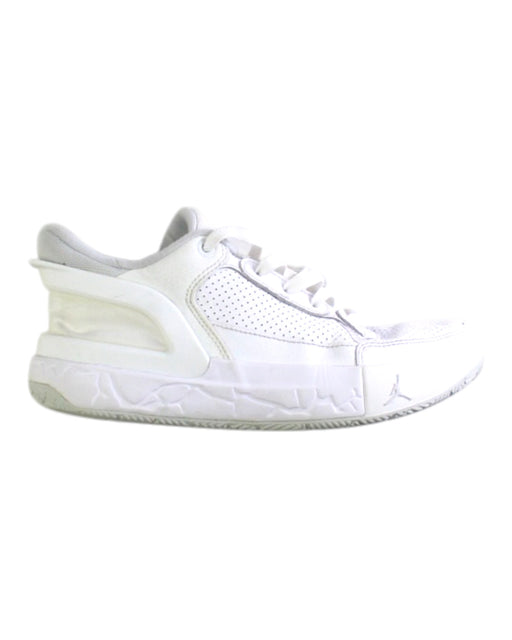 A White Sneakers from Air Jordan in size 10Y for neutral. (Front View)