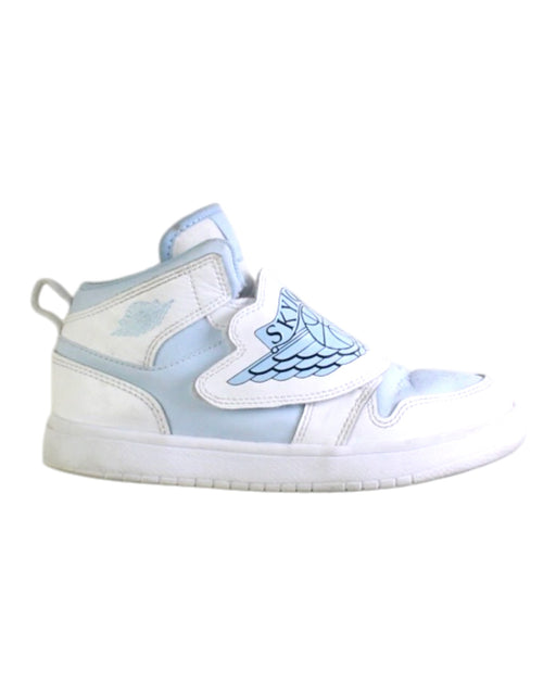 A White Sneakers from Air Jordan in size 7Y for neutral. (Front View)