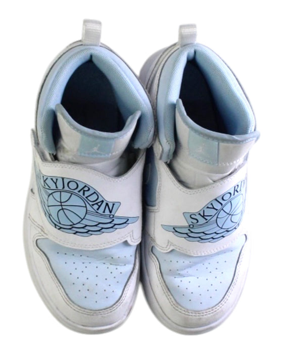 A White Sneakers from Air Jordan in size 7Y for neutral. (Back View)