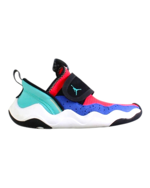 A Multicolour Sneakers from Air Jordan in size 7Y for boy. (Front View)