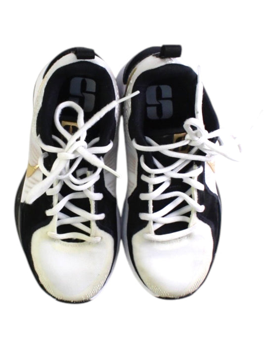 A Black Sneakers from Nike in size 7Y for boy. (Back View)