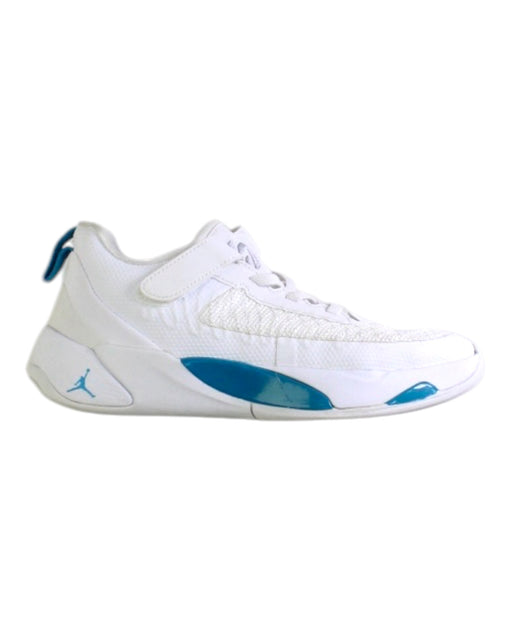 A White Sneakers from Air Jordan in size 7Y for boy. (Front View)