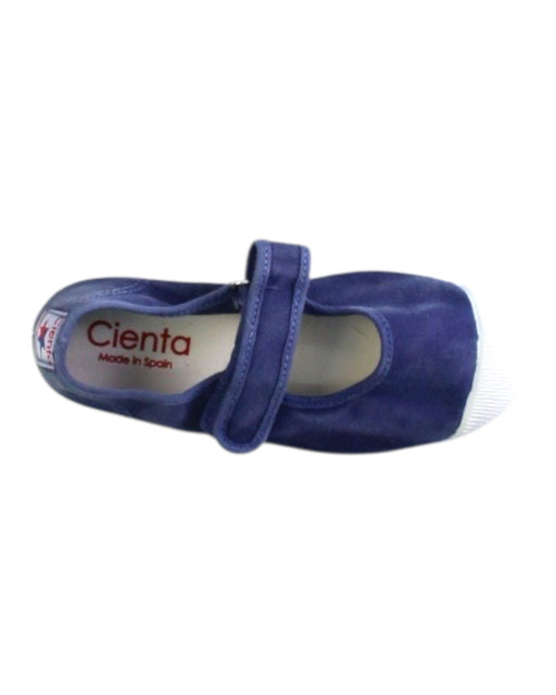 A Blue Flats from Cienta in size 5T for girl. (Front View)