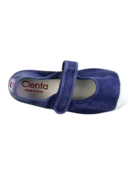 A Blue Flats from Cienta in size 5T for girl. (Front View)