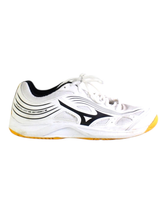 A White Sneakers from Mizuno in size 12Y for neutral. (Front View)