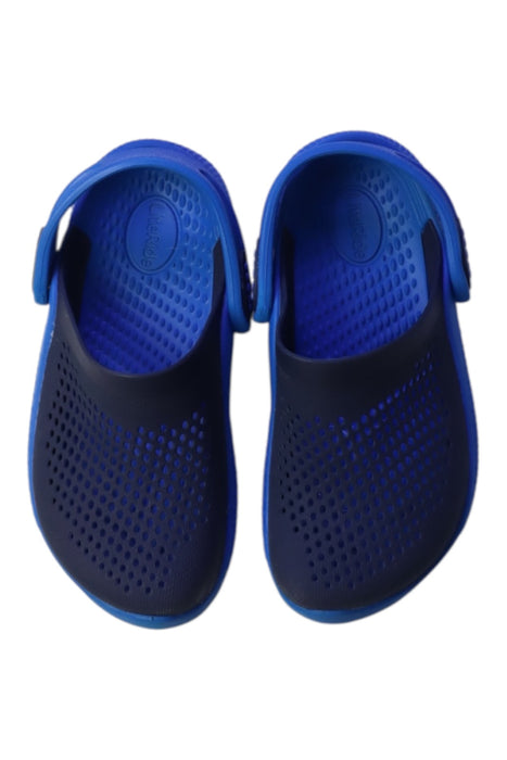 A Blue Aqua Shoes from Crocs in size 5T for boy. (Back View)