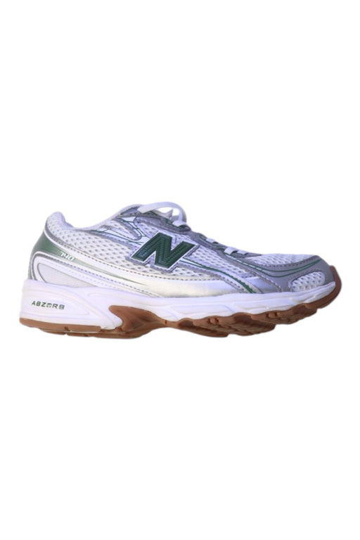 A Grey Sneakers from New Balance in size 7Y for neutral. (Front View)